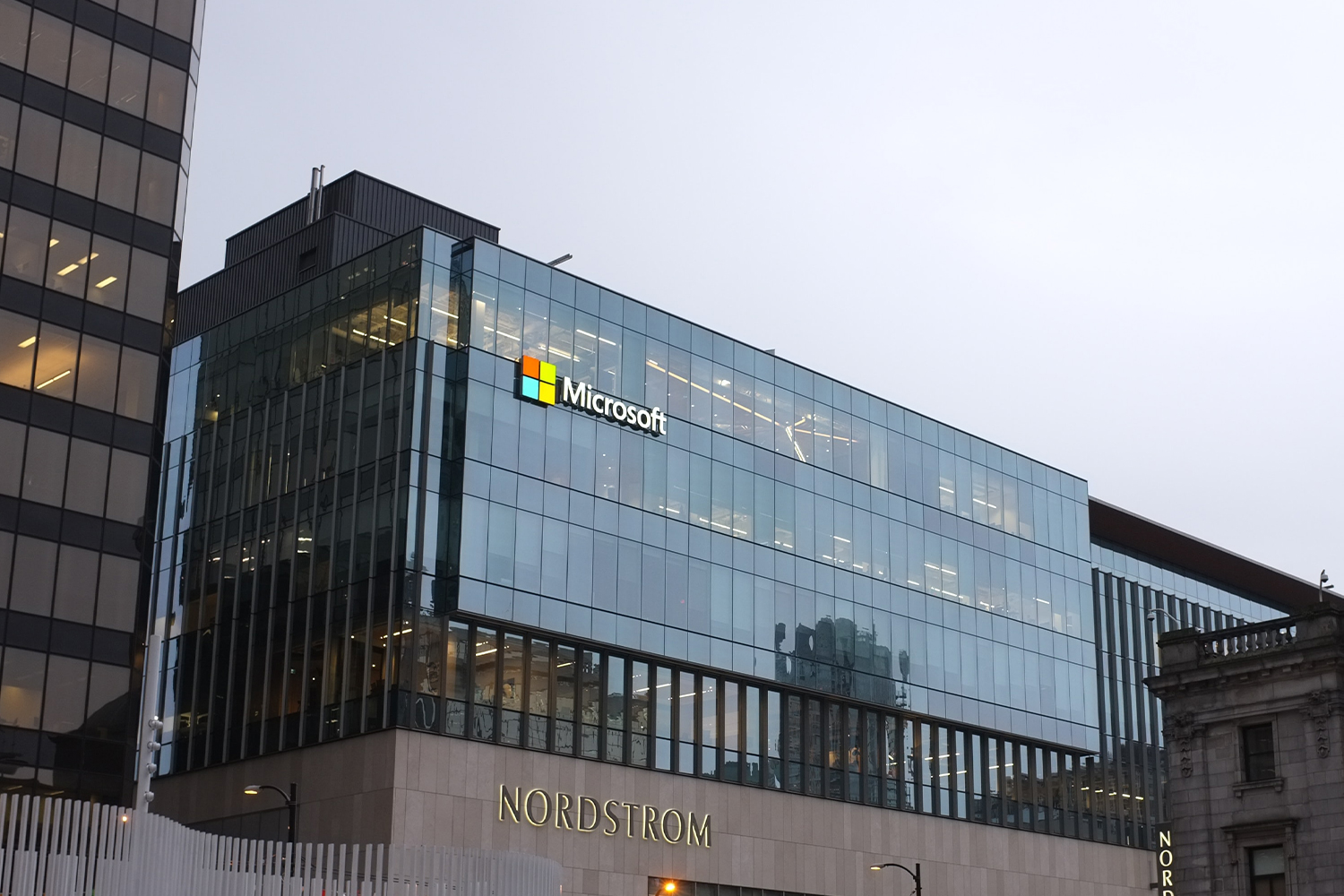 Microsoft, İşten Çıkarmalardan Sonra Düşüş Yaşıyor 