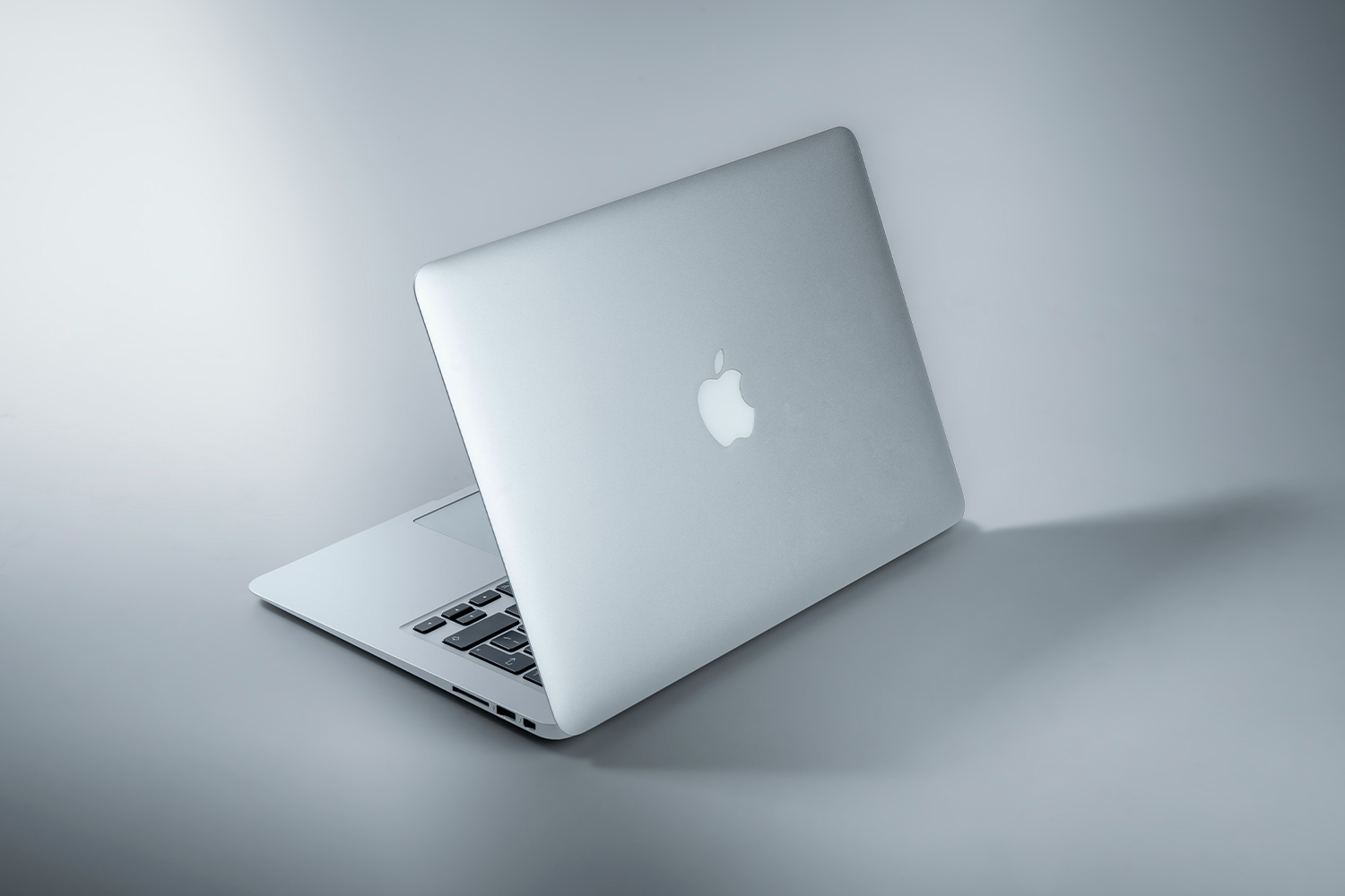 Apple Fiyatları Altüst Ediyor: Yeni MacBook, MacBook Air'den Ucuz