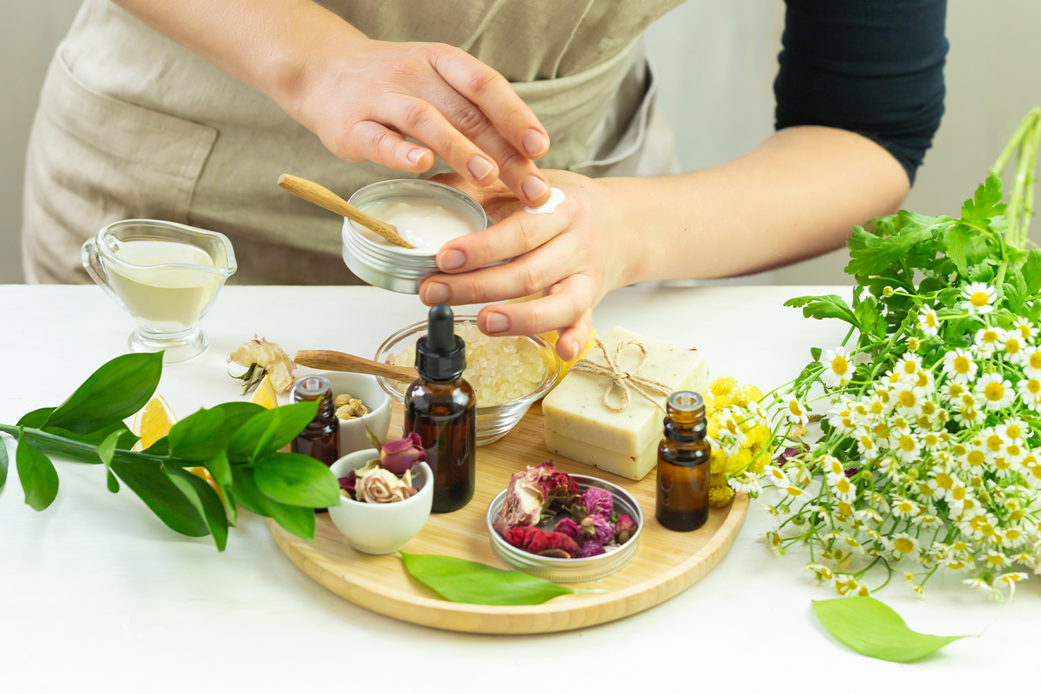 Evde Bitkilerle İlaç Yapımı: Doğal ve Etkili Çözümler