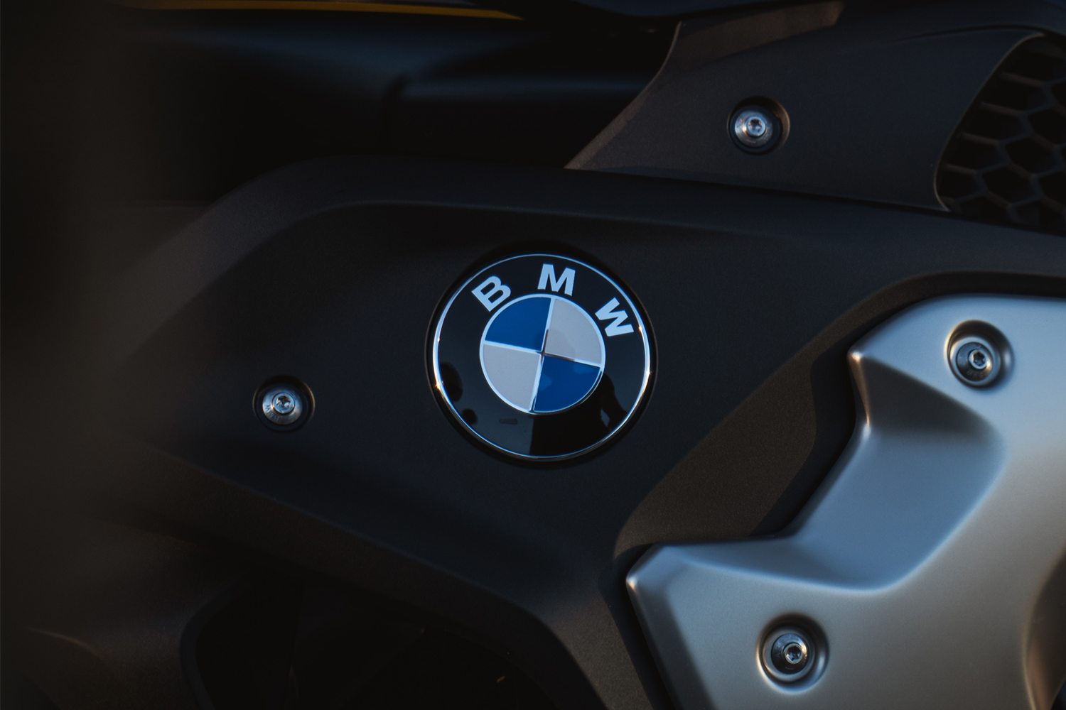 BMW'nin CE 02 Elektrikli Scooter'ı: Kentsel Mobiliteye Yeni Bir Yaklaşım