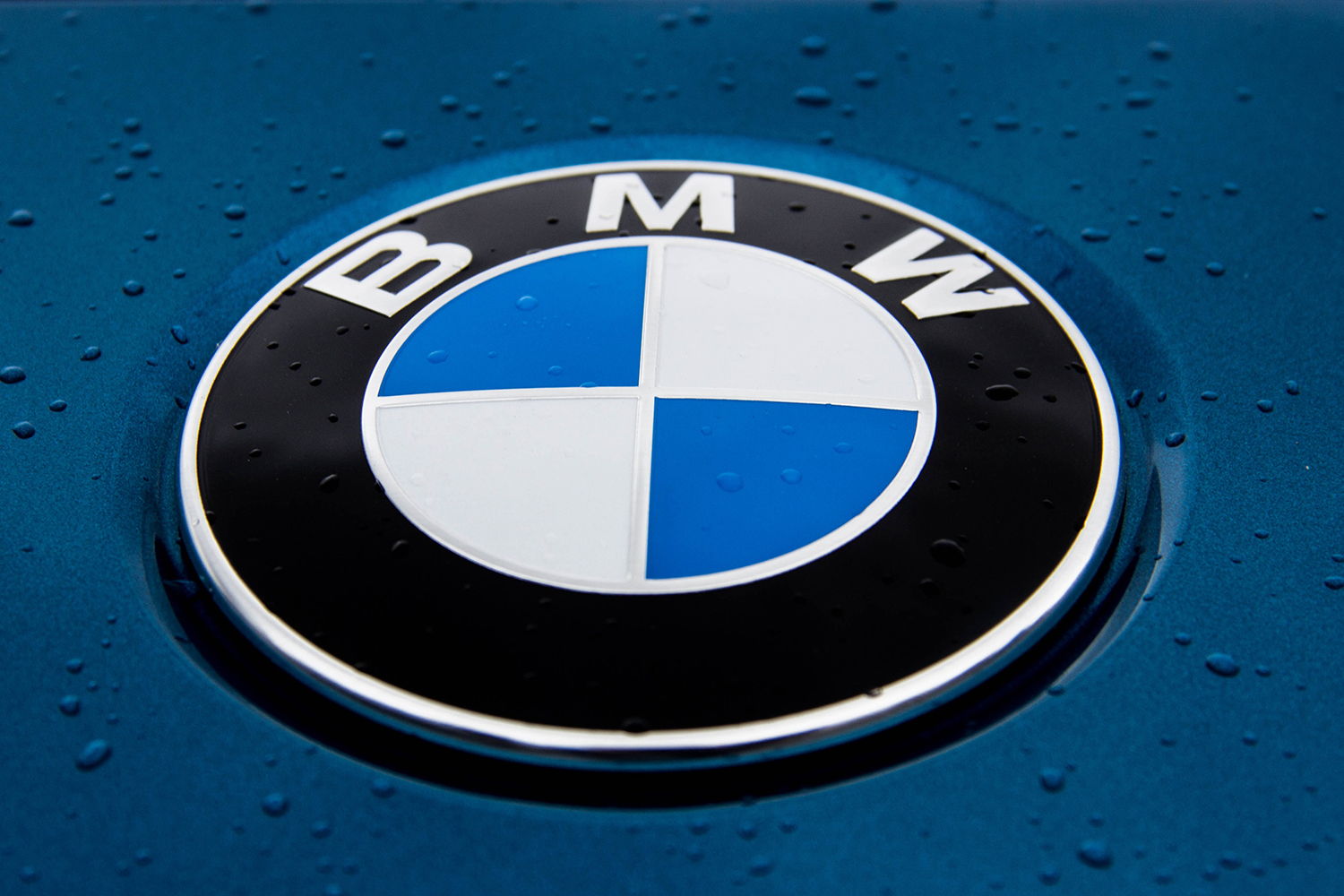 BMW'nin Yeni EV'inde Ön Camda Tam Genişlikte Bir Ekran Olucak