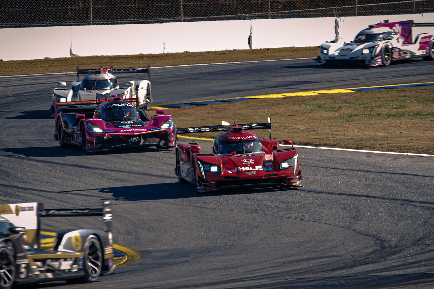 Cadillac, Yeni Hibrit Yarış Arabasının 24 Saat Daytona İçin Hazır Olduğunu Söyledi