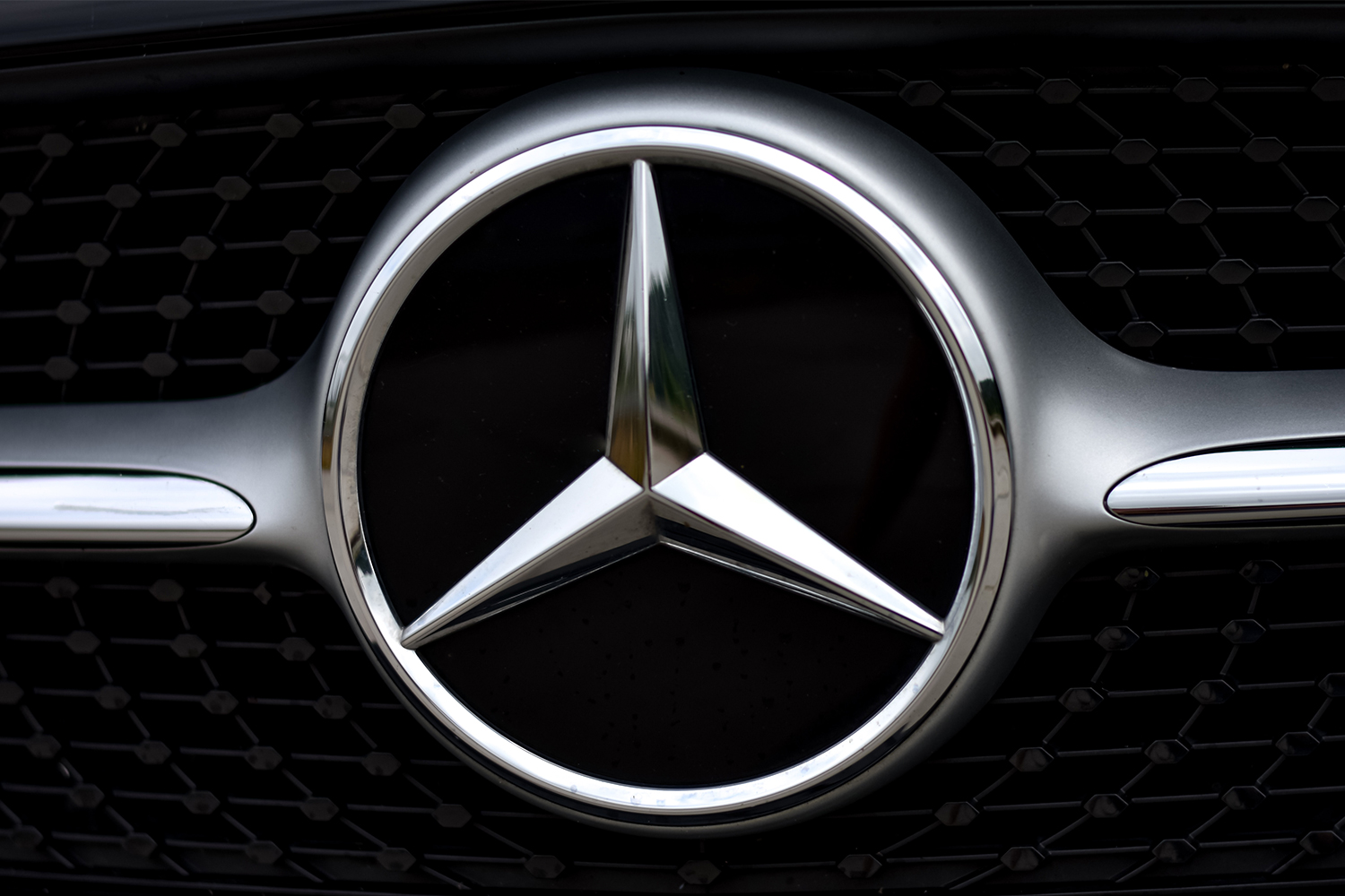 Mercedes EQS 680 SUV Maybach, Arka Koltuk Lüksü ile Elektrikli Araç Pazarına Yenilik Getiriyor; Fracking ile Denge Sağlanıyor