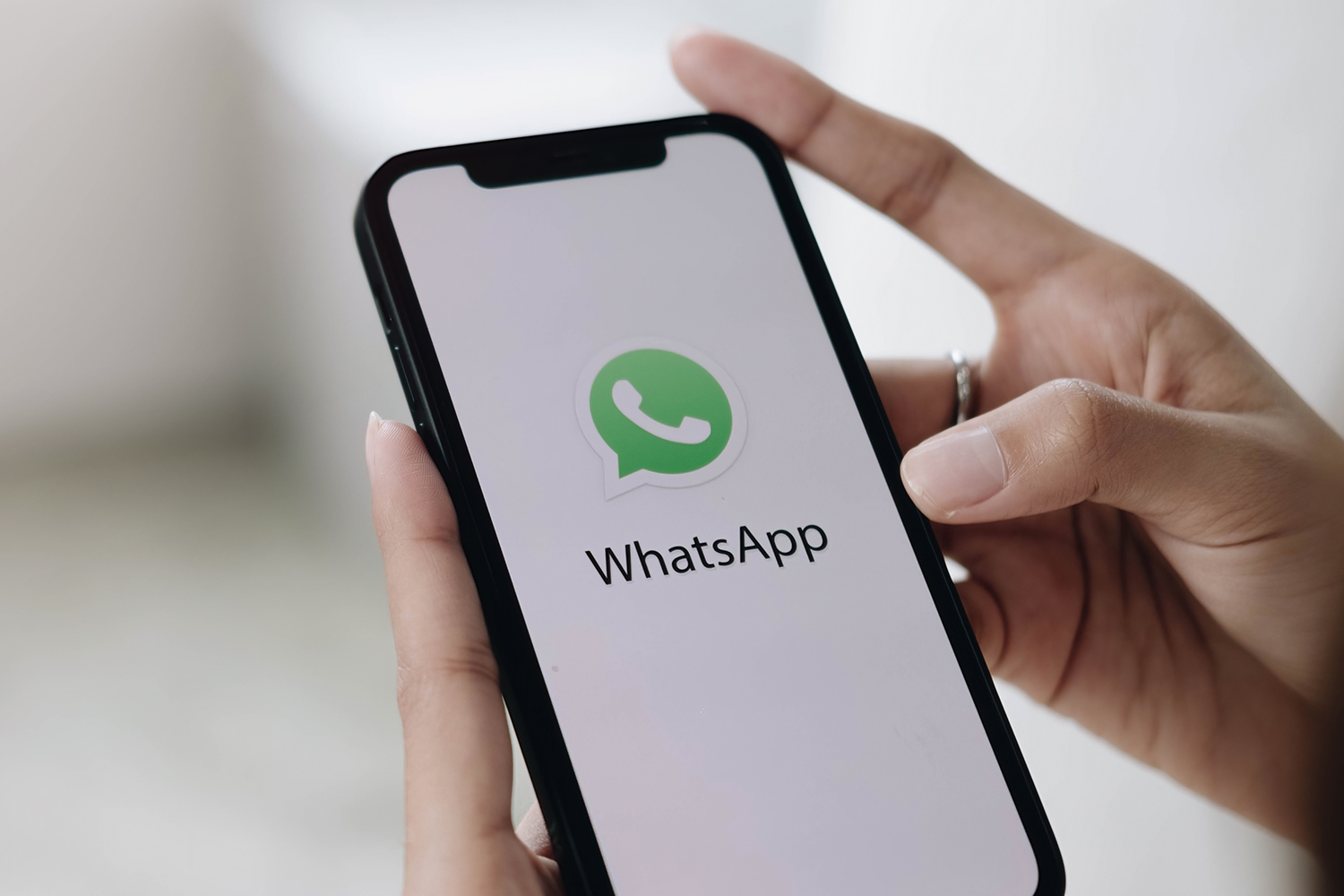 WhatsApp Artık Bilinmeyen Arayanları Otomatik Olarak Susturabilir: Gizlilik Yeniden Tanımlanıyor