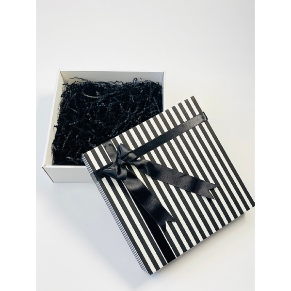 25X25X9CM, Siyah Fiyonklu, Siyah Beyaz Çizgili Renk, Kapaklı, Siyah Kırpıklı Boş Hediye Kutusu - Siyah - Beyaz Eşya Saklama Kutusu Fiyatı