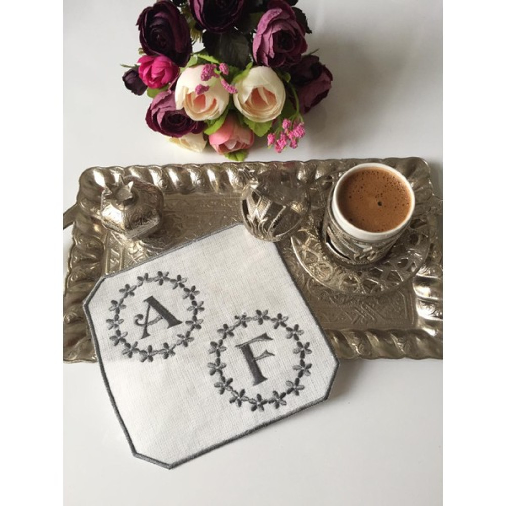 Afa Tasarım Kişiye Özel Harf Nakışlı Söz Nişan Mendili , Kahve Yanı Sunum Peçetesi - Beyaz - Gümüş - 15 x 15 cm Masa Örtüsü Fiyatı
