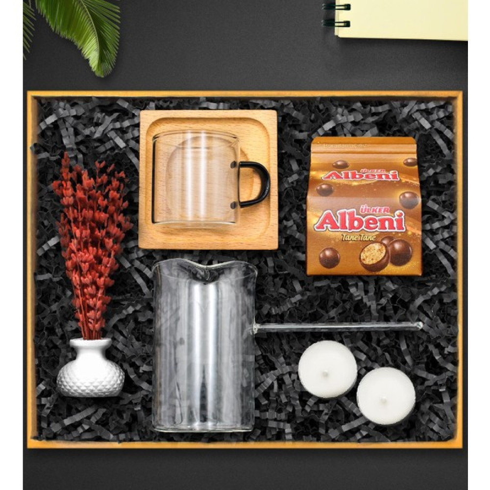 Ahşap Kare Altlıklı Cam Fincan & Cam Cezve & Kuru Lavanta & Albeni Çikolata & 2'li Mini Mum Hediye Seti - Renkli Altın, Takı & Aksesuar Fiyatı