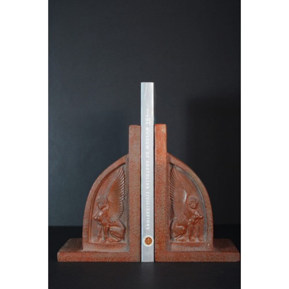 Akşit Sanat Kırmızı 23X18CM Likya Lahidinde Yer Alan Sfenksler Aslan Gövdeli ve Kanatlı Bekçiler Kitap Tutucu - Renkli Biblo Fiyatı