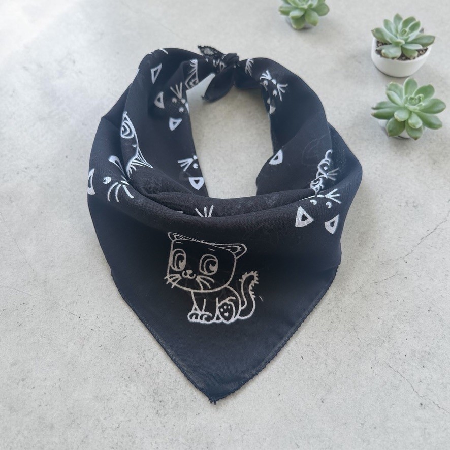 ALS Tasarım Dünyası Siyah Renk Zemin Üzerine Içinde Beyaz Kedi Desenli %100 Koton Bandana Diğer Fiyatı