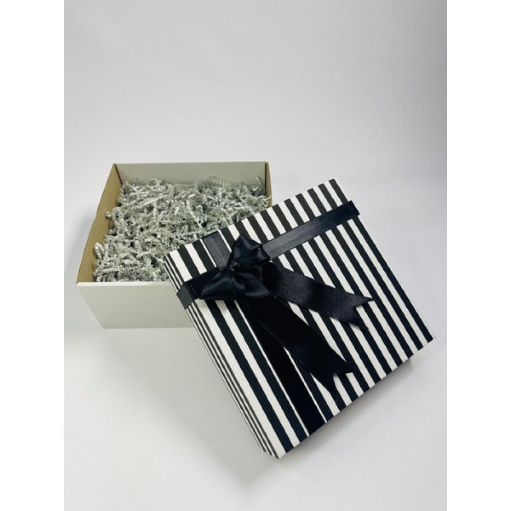 Aura Gift Shop Siyah Fiyonklu, Siyah Beyaz Çizgili Renk, Kapaklı, Gri Kırpıklı Boş Hediye Kutusu, 20X20X9CM Eşya Saklama Kutusu Fiyatı