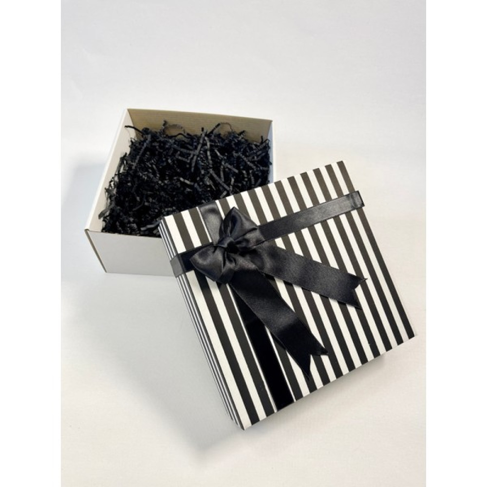 Aura Gift Shop Siyah Fiyonklu, Siyah Beyaz Çizgili Renk, Kapaklı, Siyah Kırpıklı Boş Hediye Kutusu, 20X20X9CM Eşya Saklama Kutusu Fiyatı