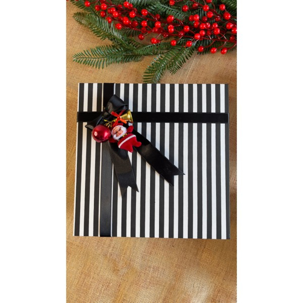 Aura Gift Shop Siyah Fiyonklu Yılbaşı Hediye Kutusu, Yeni Yıl Temalı Hediyelik Kutu, 26X26X9CM - Siyah - Beyaz Eşya Saklama Kutusu Fiyatı