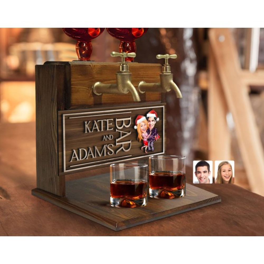Bk Gift Kişiye Özel Kabartma Isimli Yılbaşı Çift Karikatürlü Çift Musluklu Doğal Ahşap Içki Standı-2, Içki Standı, Doğum Günü Hediyesi, Ev Hediyesi Hediyelik Eşya Fiyatı