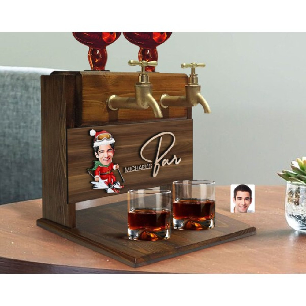 Bk Gift Kişiye Özel Kabartma Isimli Yılbaşı Karikatürlü Çift Musluklu Doğal Ahşap Içki Standı-1, Içki Standı, Doğum Günü Hediyesi, Ev Hediyesi Hediyelik Eşya Fiyatı