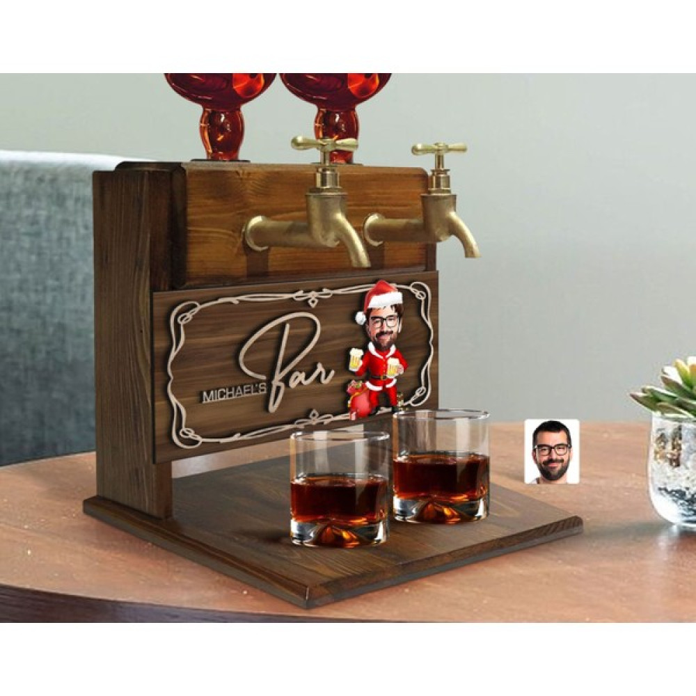 Bk Gift Kişiye Özel Kabartma Isimli Yılbaşı Karikatürlü Çift Musluklu Doğal Ahşap Içki Standı-2, Içki Standı, Doğum Günü Hediyesi, Ev Hediyesi Hediyelik Eşya Fiyatı