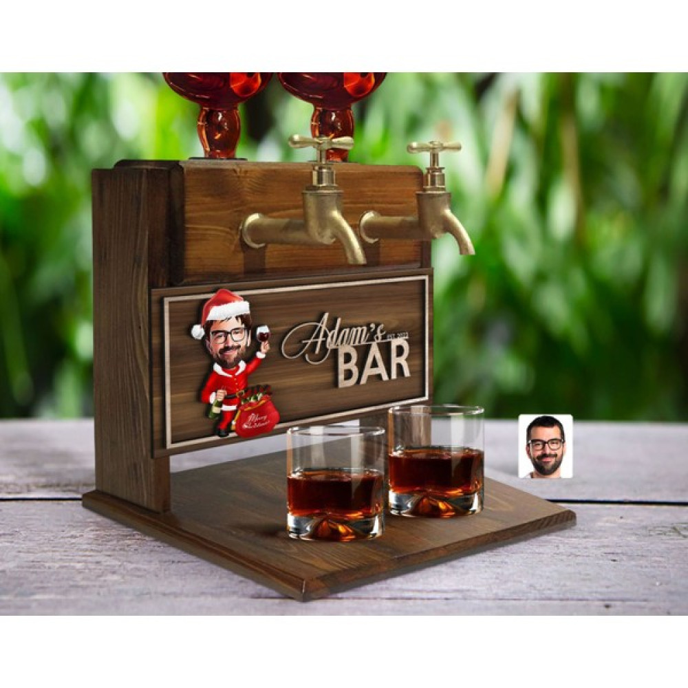 Bk Gift Kişiye Özel Kabartma Isimli Yılbaşı Karikatürlü Çift Musluklu Doğal Ahşap Içki Standı-3, Içki Standı, Doğum Günü Hediyesi, Ev Hediyesi Hediyelik Eşya Fiyatı