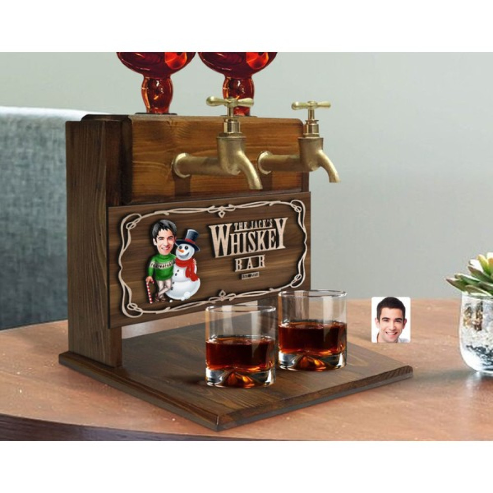 Bk Gift Kişiye Özel Kabartma Isimli Yılbaşı Karikatürlü Çift Musluklu Doğal Ahşap Içki Standı-5, Içki Standı, Doğum Günü Hediyesi, Ev Hediyesi Hediyelik Eşya Fiyatı