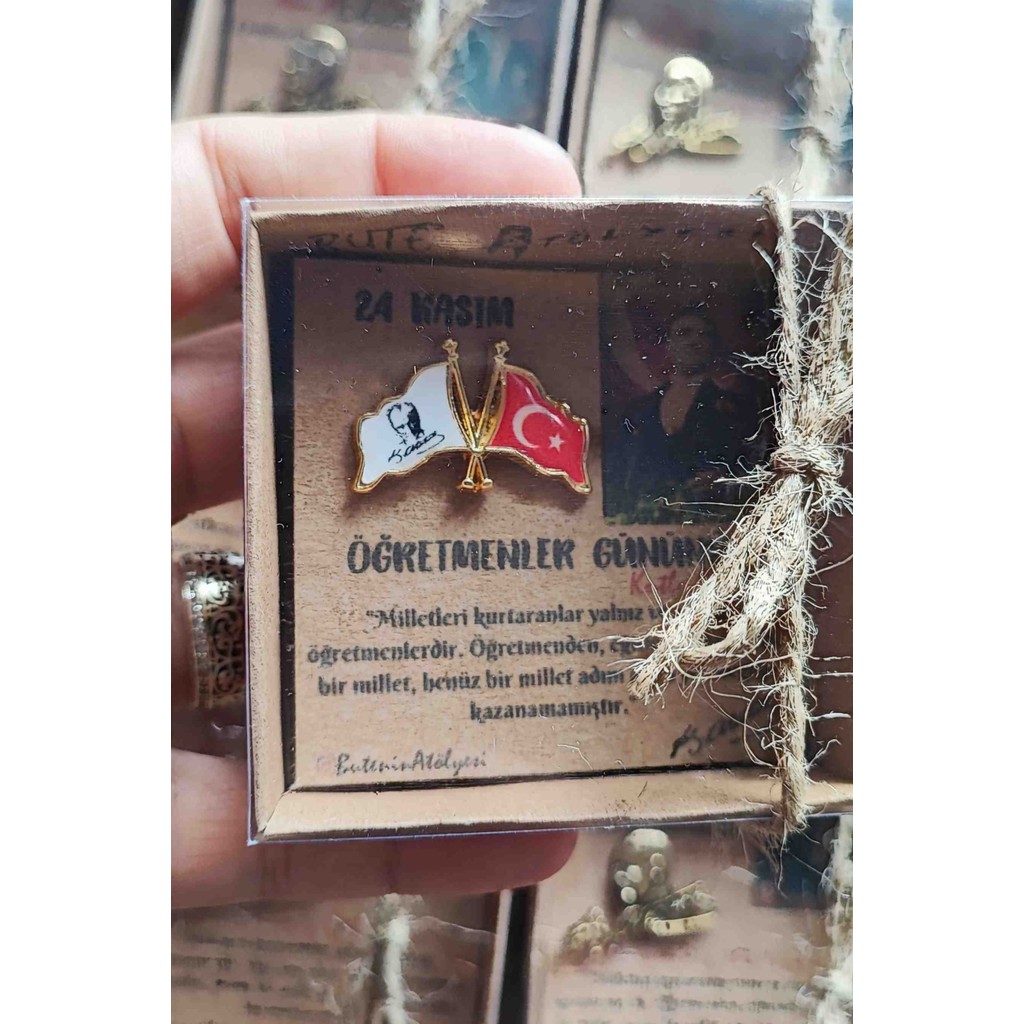 Butenin Atölyesi Altın Renk Öğretmenler Günü Hediyesi Atatürk ve Flama Bayrak Yaka Rozeti Diğer Fiyatı