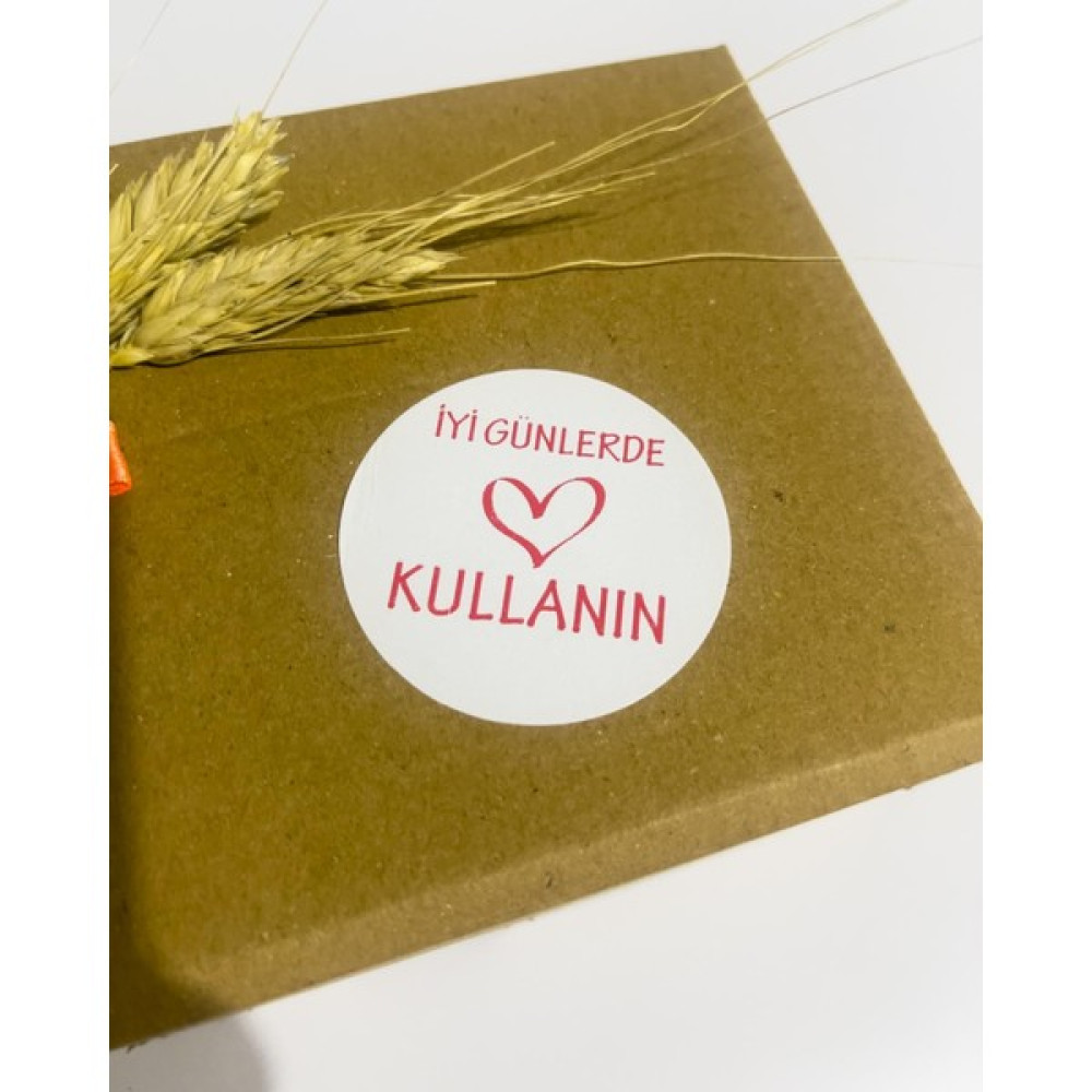 Butik Sosyetik Iyi Günlerde Kullanın Kırmızı Yazılı Ortası Kalpli Yuvarlak Yapışkanlı Etiket 4 x 4 cm 120 Adet Etiket Fiyatı