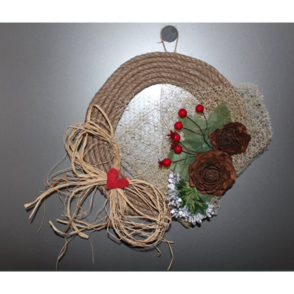 Chebello %100 El Yapımı Kapı Önü Aksesuarı Hasır Ip ve Dekoratif Malzemeli Kozalaklı Yılbaşı Kapı Süsü - iç çapı 15 cm Dış çapı 24 cm Hediyelik Eşya Fiyatı