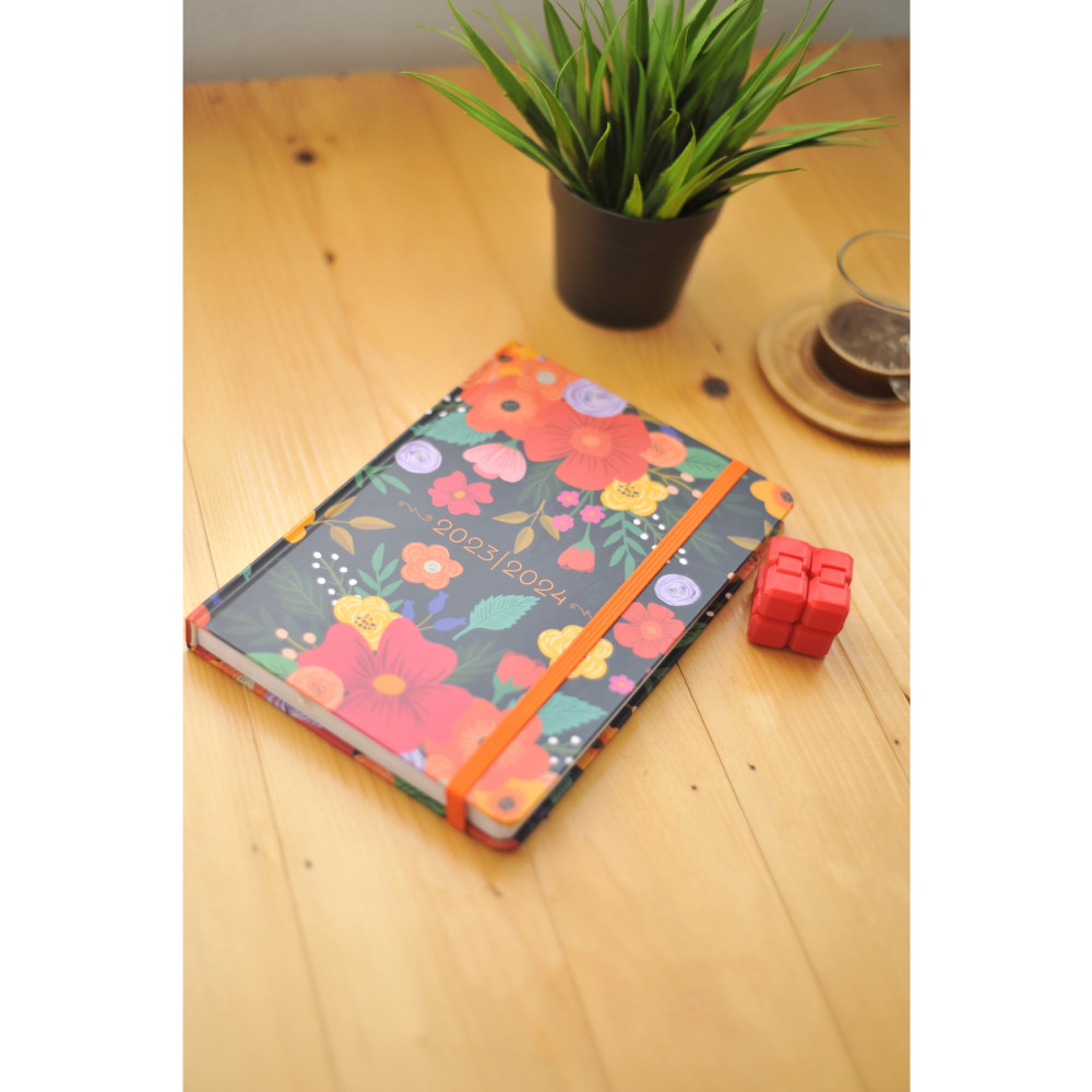 Crow Notebook 2023 - 2024 Çiçek Demeti 17 Aylık Akademik Ajanda - 2 Sayfa Sticker + Lastikli + Nokta Say. Ajanda Fiyatı