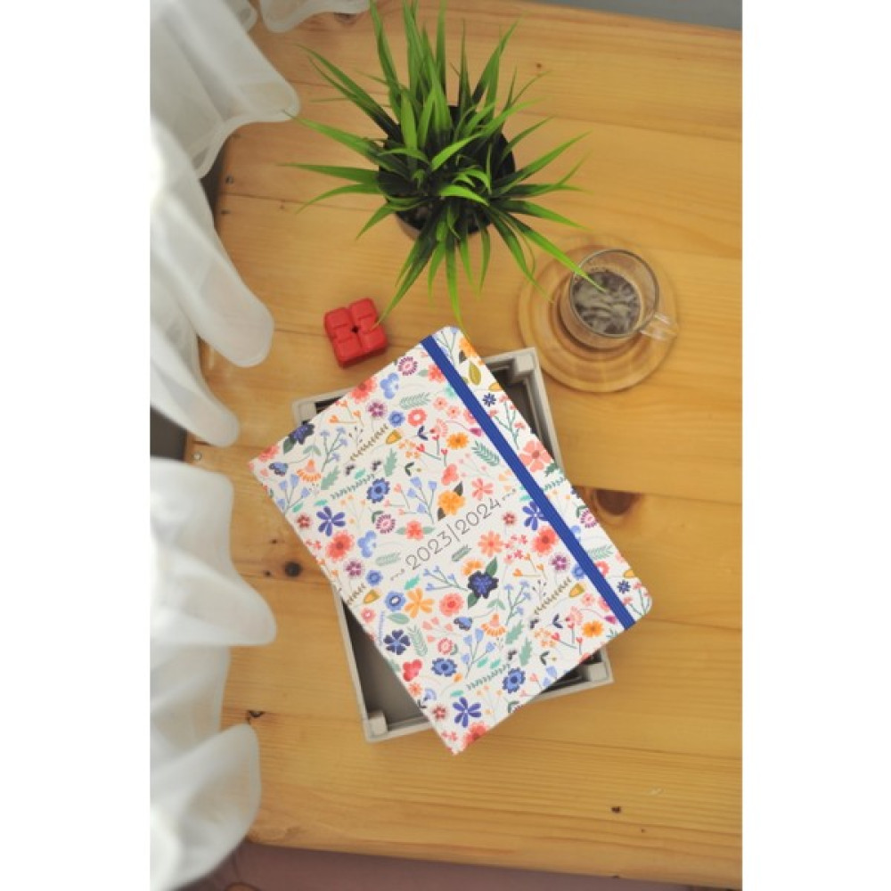 Crow Notebook 2023 - 2024 Kır Çiçekleri 17 Aylık Akademik Ajanda - 2 Sayfa Sticker Hediyeli + Lastikli+Nokta Say. - Açık Mavi - Beyaz Ajanda Fiyatı