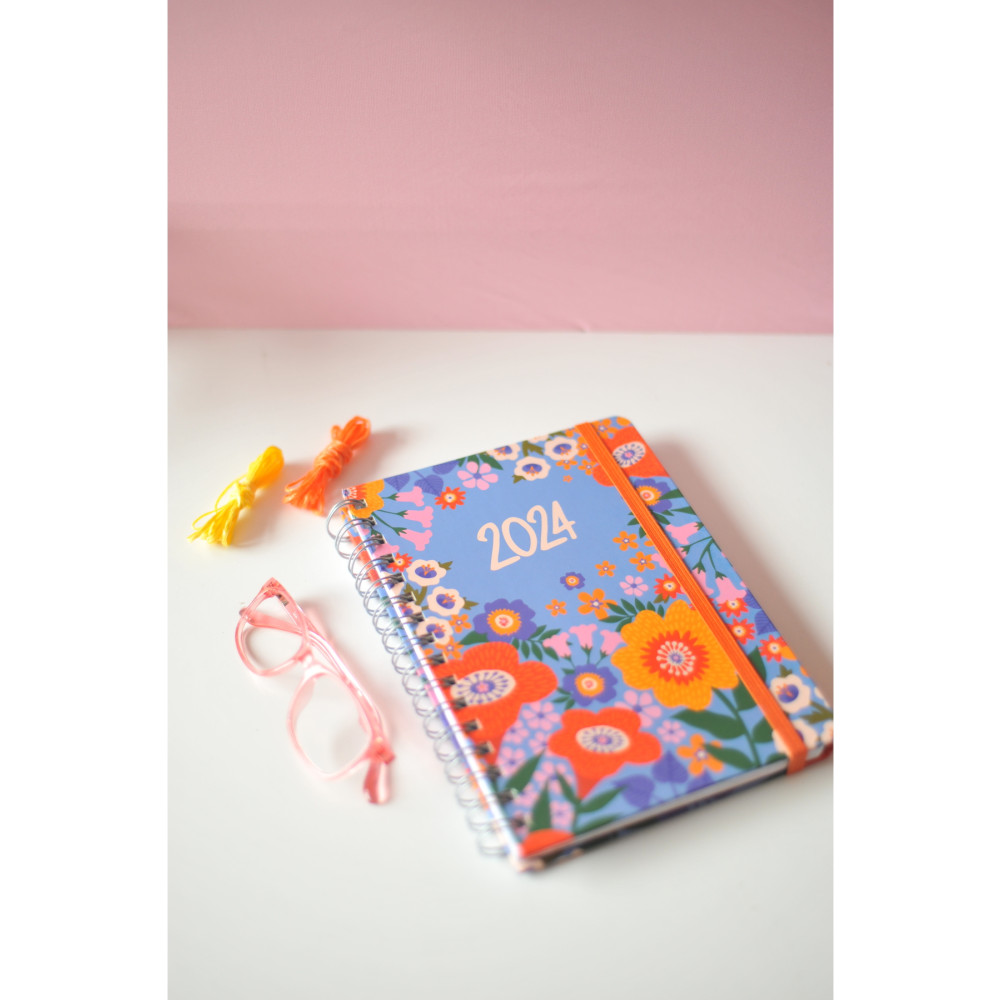 Crow Notebook 2024 Yılı A5 Mor Çiçekli Haftalık & Aylık Ajanda - 2 Sayfa Sticker Hediyeli + Lastikli+Noktalı Say. Ajanda Fiyatı