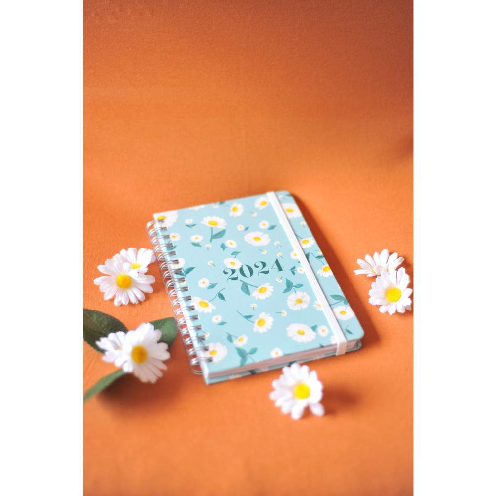 Crow Notebook 2024 Yılı A5 Papatya Haftalık & Aylık Ajanda - 2 Sayfa Sticker Hediyeli + Lastikli + Noktalı Sayfalı Ajanda Fiyatı