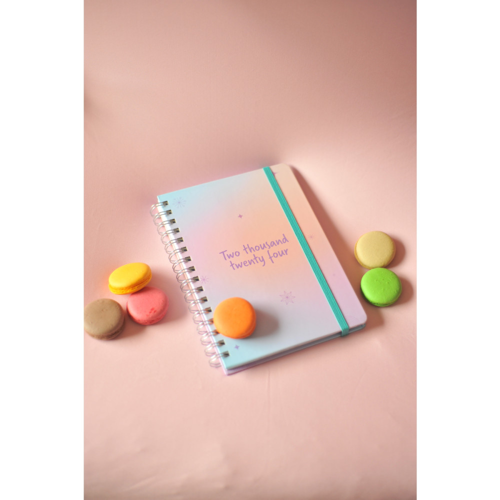 Crow Notebook 2024 Yılı A5 Yaldızlı Haftalık & Aylık Ajanda - 2 Sayfa Sticker Hediyeli + Lastikli + Noktalı Say. Ajanda Fiyatı