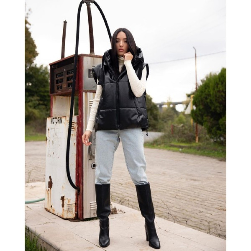 Deseo Boutique Kadın Siyah Renk Suni Deri Tarz Model Kapşonlu ve Cepli Kolsuz Puf Yelek Mont Bayan Mont Fiyatı