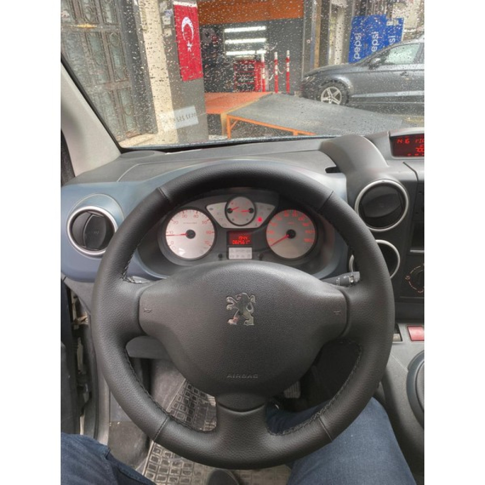 Detay Peugeot 2012 Partner-Berlingo Klasik Dakota Desen Direksiyon Kılıfı Siyah Dikiş Direksiyon Kılıfı Fiyatı