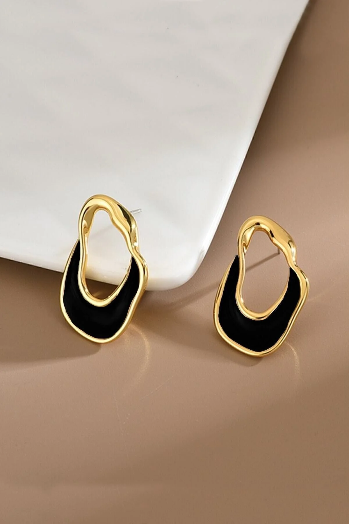 Dora Accessories Asimetrik Siyah Mineli Altın Renk Küpe" Bijuteri Küpe Fiyatı