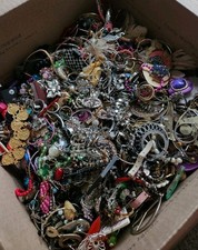 10 Pounds Jewelry Costume Vintage  LBS  necklaces bracelets pins rings etc lbs Costume Earrings price