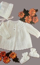Baby Strickmuster für Matinee Mantel, Mütze & Stiefel in DK passend für 18-19" H19 Jungen-Babybooties price