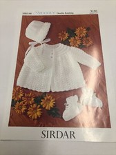 Baby Matinee Mantel Mütze & Stiefel Strickmuster 18-19 Zoll DK Sirdar 3191 Jungen-Babybooties price