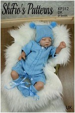 Strickanleitung für Babys Zopfmuster Spielanzug, Mütze und Stiefeletten, 0-3 Monate, DK, KP312 Jungen-Babybooties price