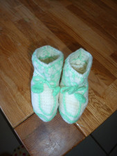 Babyschuhe Stiefel tunesisch gehäkelt gestrickt, handmad weis -grün Top Zustand Baby-Stiefel price