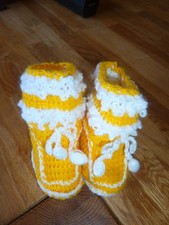 Babyschuhe Stiefel tunesisch gehäkelt gestrickt, handmad gelb weis Top Zustand Baby-Stiefel price