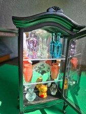 Puppenhaus schwarze Spiegelrückwand Vitrine inklusive Inhalt 1.12. B Library Cabinet price