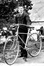 Bdd-23 frühes Rennrad und Fahrer um 1900. Foto Racing-Professional Bicycles price