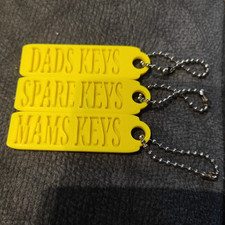 3x gelbe rechteckige Kunststoff-Schlüsselschilder VÄTER, ERSATZ- & MAMS-SCHLÜSSEL Keychain price