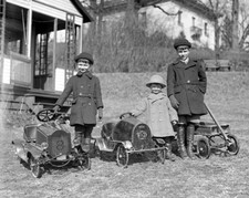 Kinder mit Tretautos, 1924. Vintage Foto Reproduktion Druck 4x6 Pedal Cars price