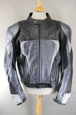 SCHWARZ & SILBER LEDER BIKER JACKE MIT ABNEHMBARER CE RÜSTUNG & RENNHÖCKER 44-46IN Motorcycle Jackets price