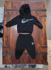 Nike Kinder Trainingsanzug mit Kapuze schwarz mit Nike Logo Größe 12-18 Monate Jungen-Tracksuit price