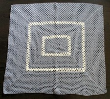 Babydecke Krabeldecke Häkeldecke Granny-Square-Stil 100x90cm grau weiß Decke Baby-Decke price
