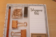 SCRIPT BRIEFPAPIER SCHREIBTISCH SET - UNTERLAGE, BLEISTIFT, BÜROKLAMMERN & BINER CLIP & GUMMI Desk Pad Set price