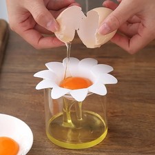 Backwerkzeuge - Blume Design Eiweiß Eigelb Teiler - Kunststoff Ei Trenner Gadg Divider & Separator price