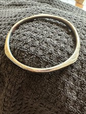 Gehämmerter ovaler Armreif aus Sterlingsilber verfügt über eine einzigartig geschmiedete, organische Form. Silver Bracelet price