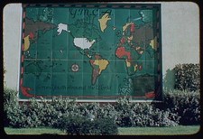 Foto: Feria Mundial. Y.M.C.A. mapa mural sobre fachada de edificio Map y Globe price