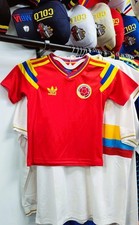 Conjunto Niño Colombia Roja Retro 1990 - Colombia Jersey CONJUNTO Pantalones Cortos y Jersey Jersey de niño price